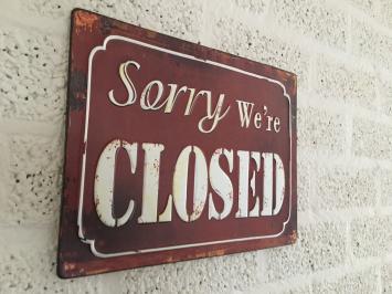 Metalen bord met prachtig geschilderde tekst: Sorry we're closed